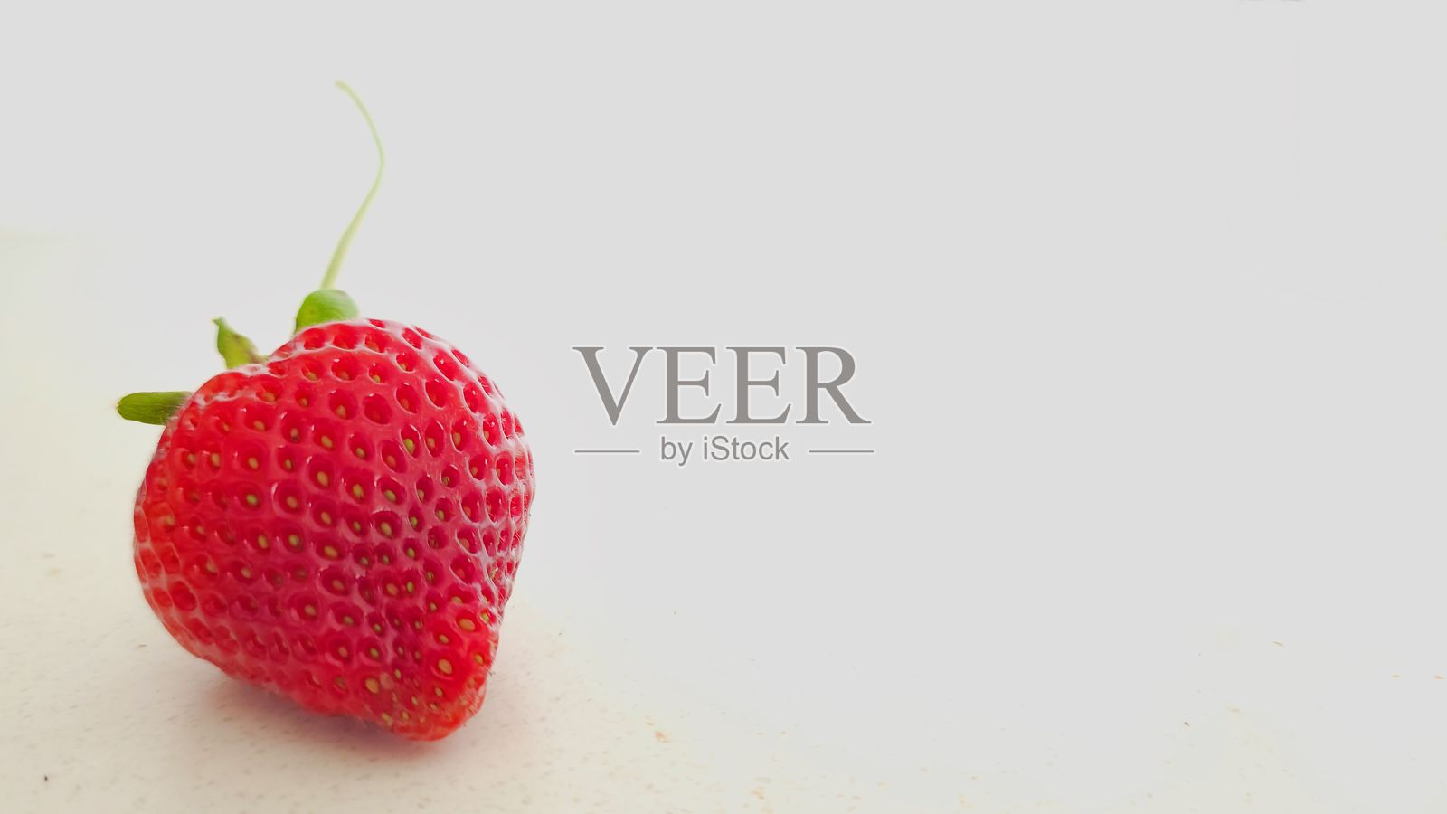 草莓的俯视图,背景为中性色。照片摄影图片