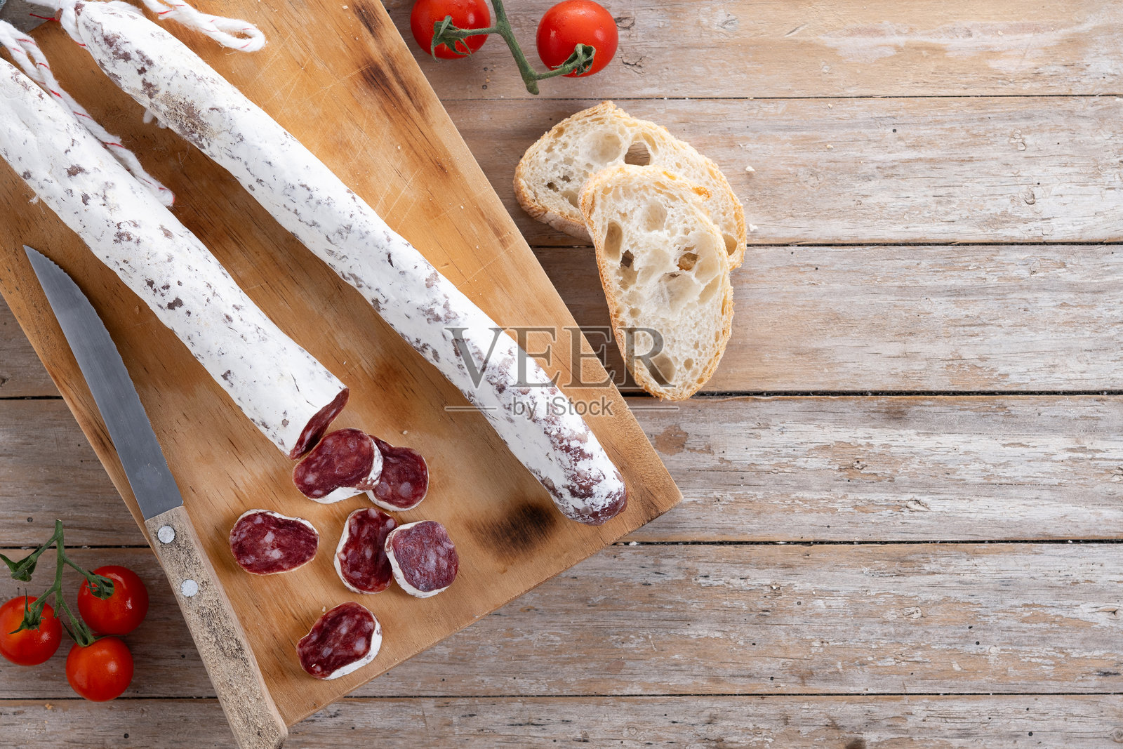 干腌制的福埃特香肠放在木桌上照片摄影图片