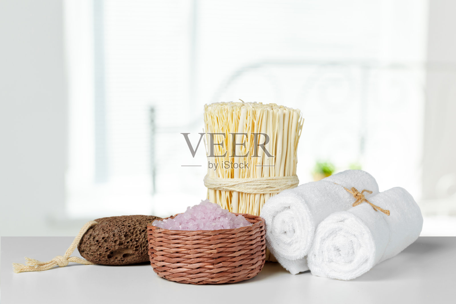 木桌上的水疗护理组合照片摄影图片