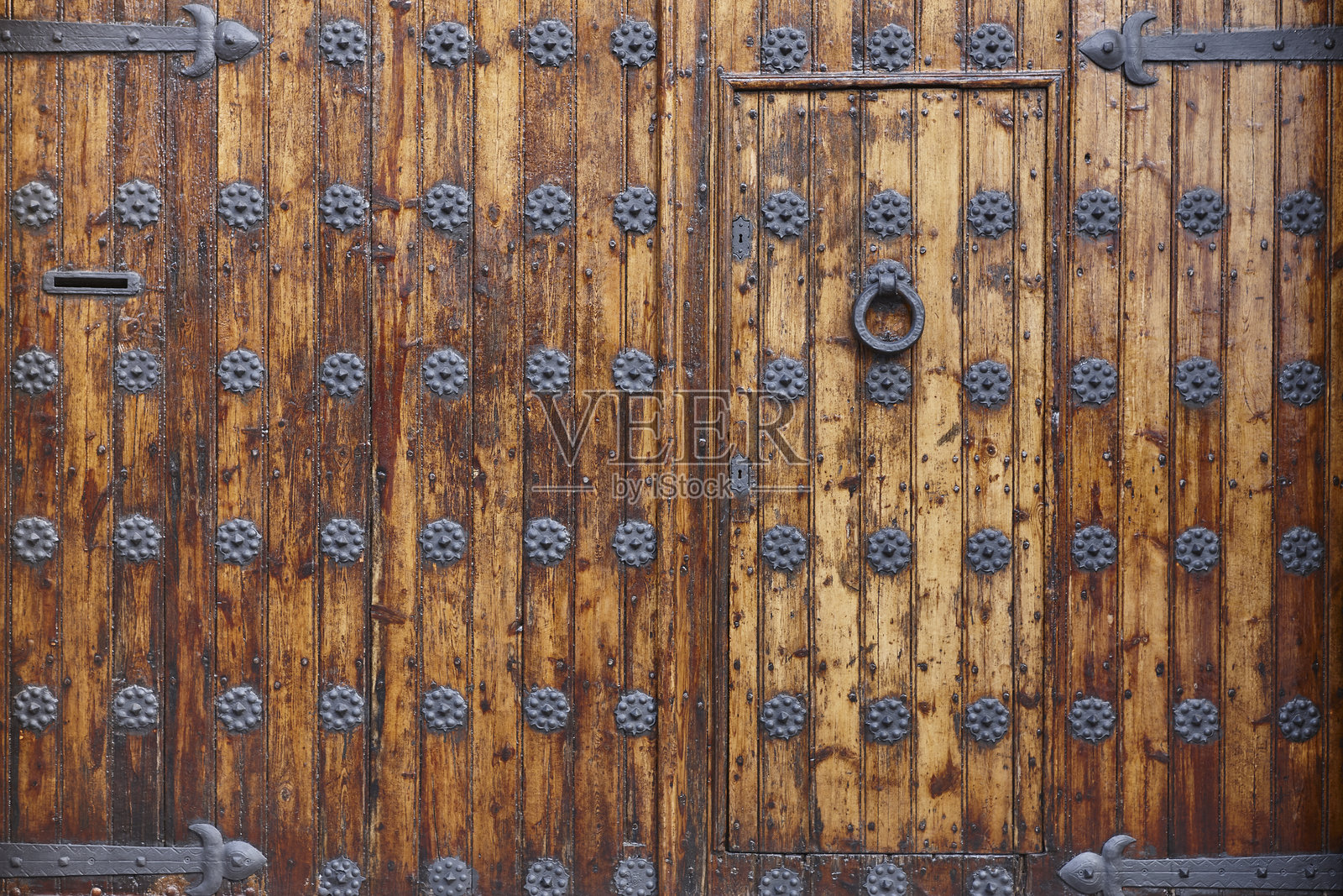 装饰有金属部件的古董木门。古老的门。西班牙照片摄影图片