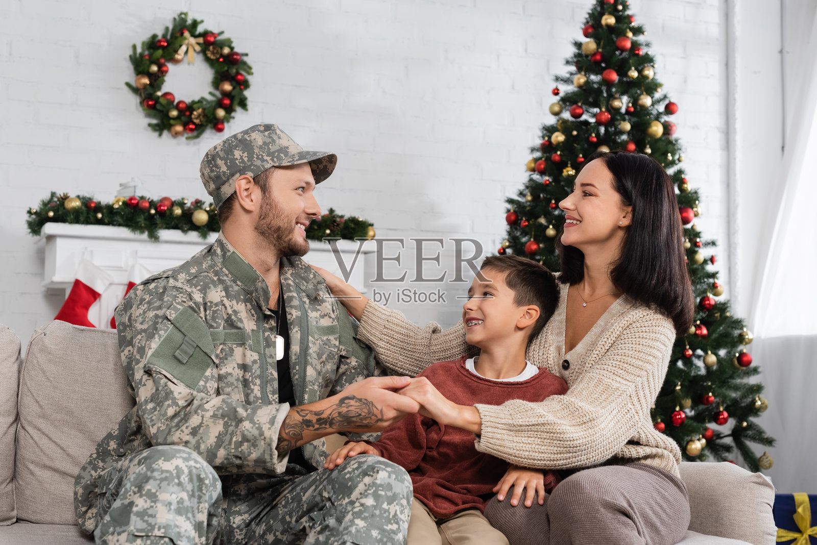 幸福的家庭在装饰精美的现代公寓中享受神奇的圣诞庆祝活动照片摄影图片