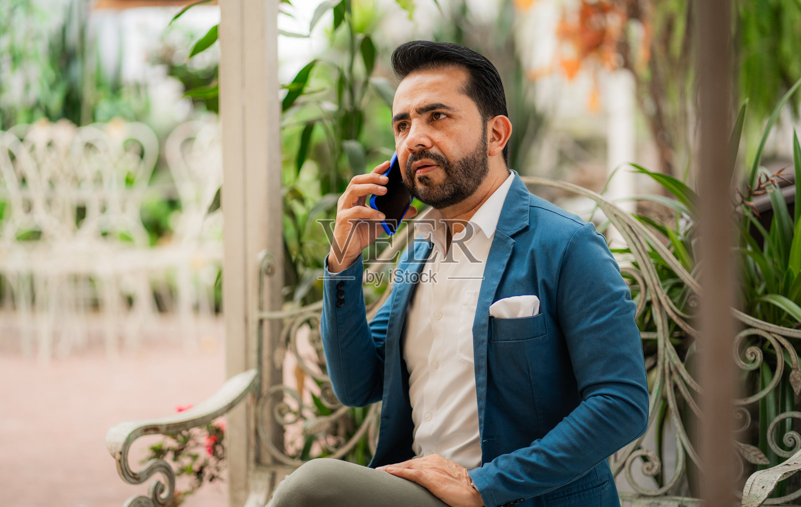 男性高管坐着用手机接听电话照片摄影图片