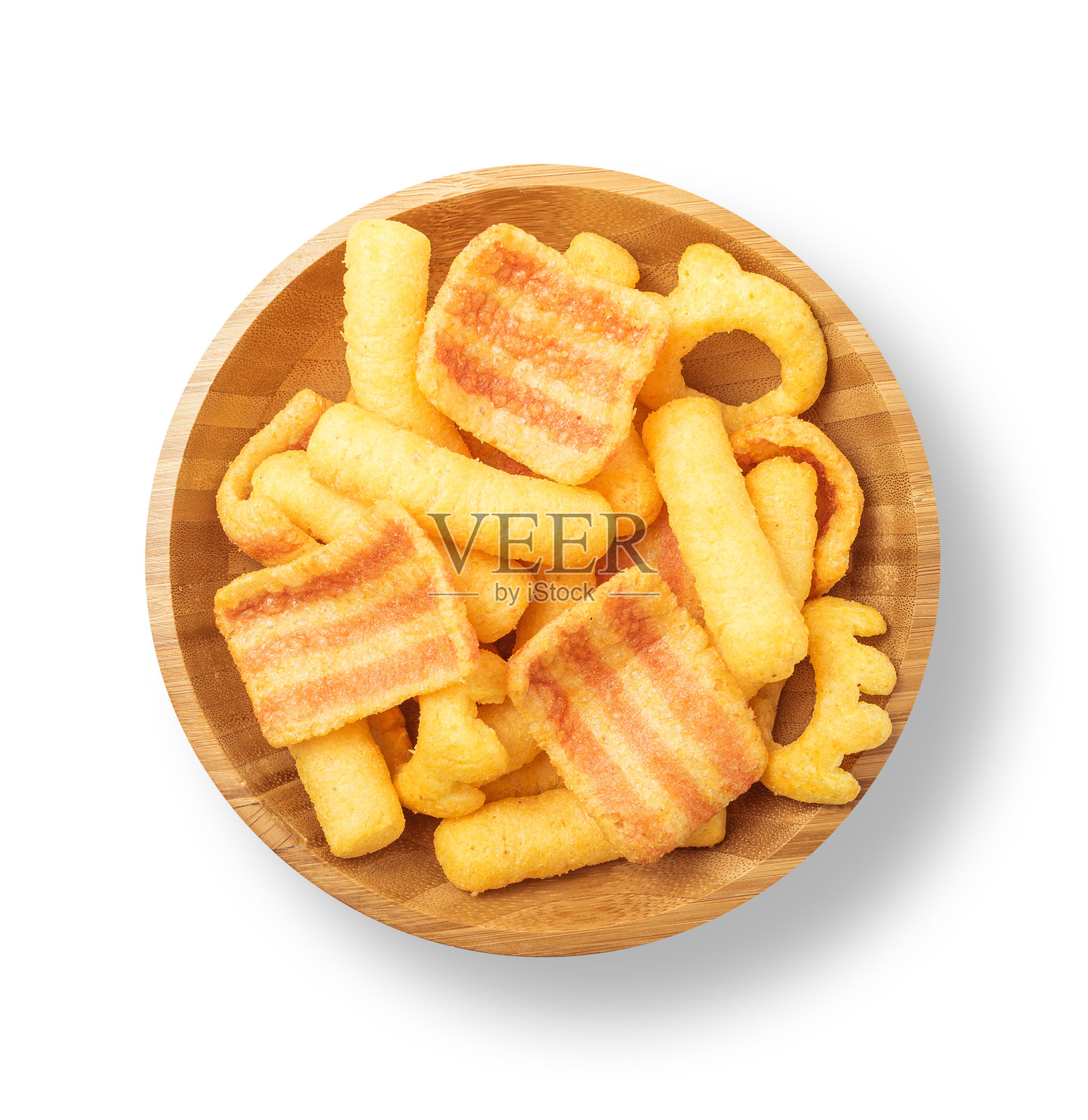 白色背景下的棕色木碗中的零食:土豆片和玉米片照片摄影图片