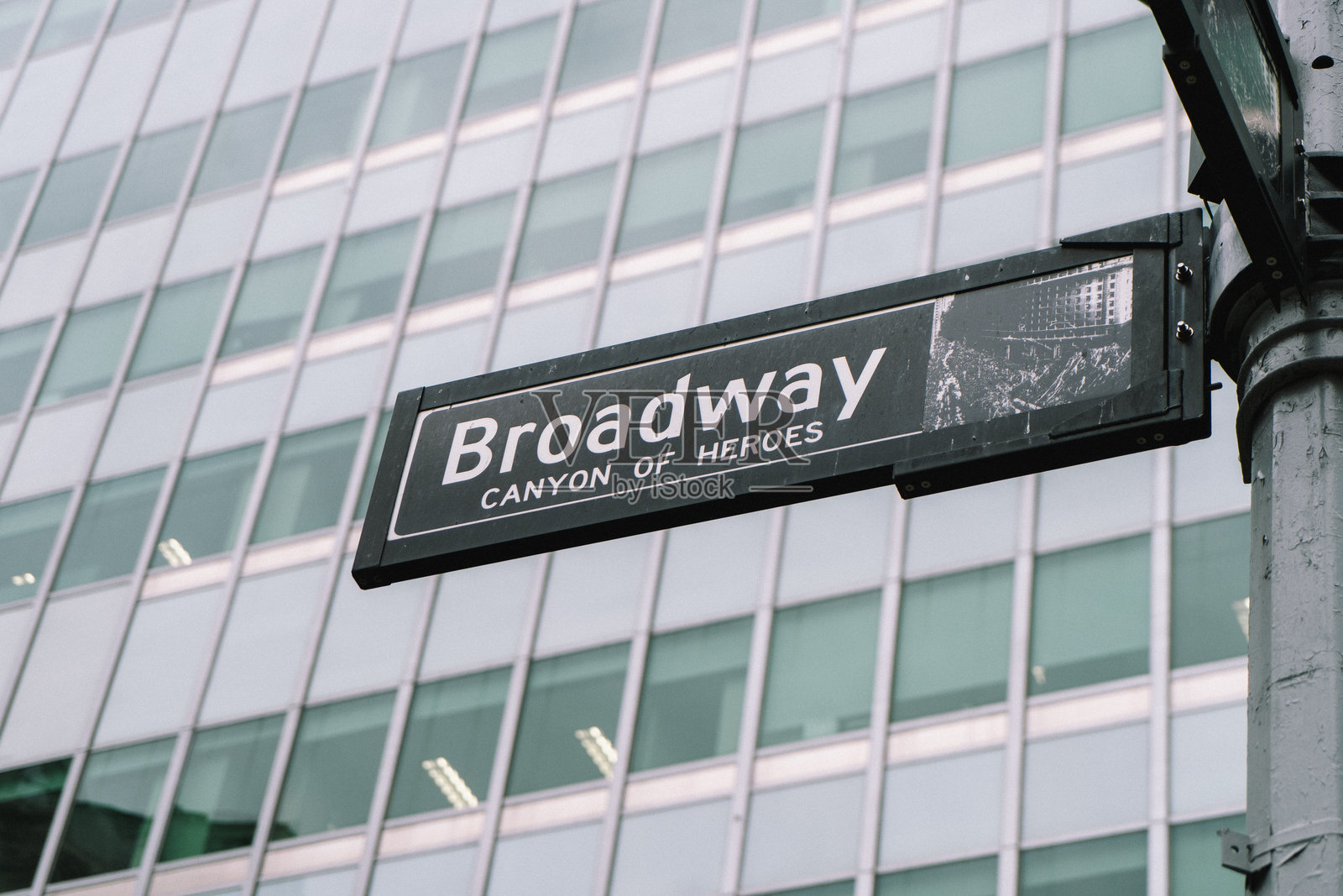 百老汇英雄峡谷街道标志在充满活力的城市环境中照片摄影图片
