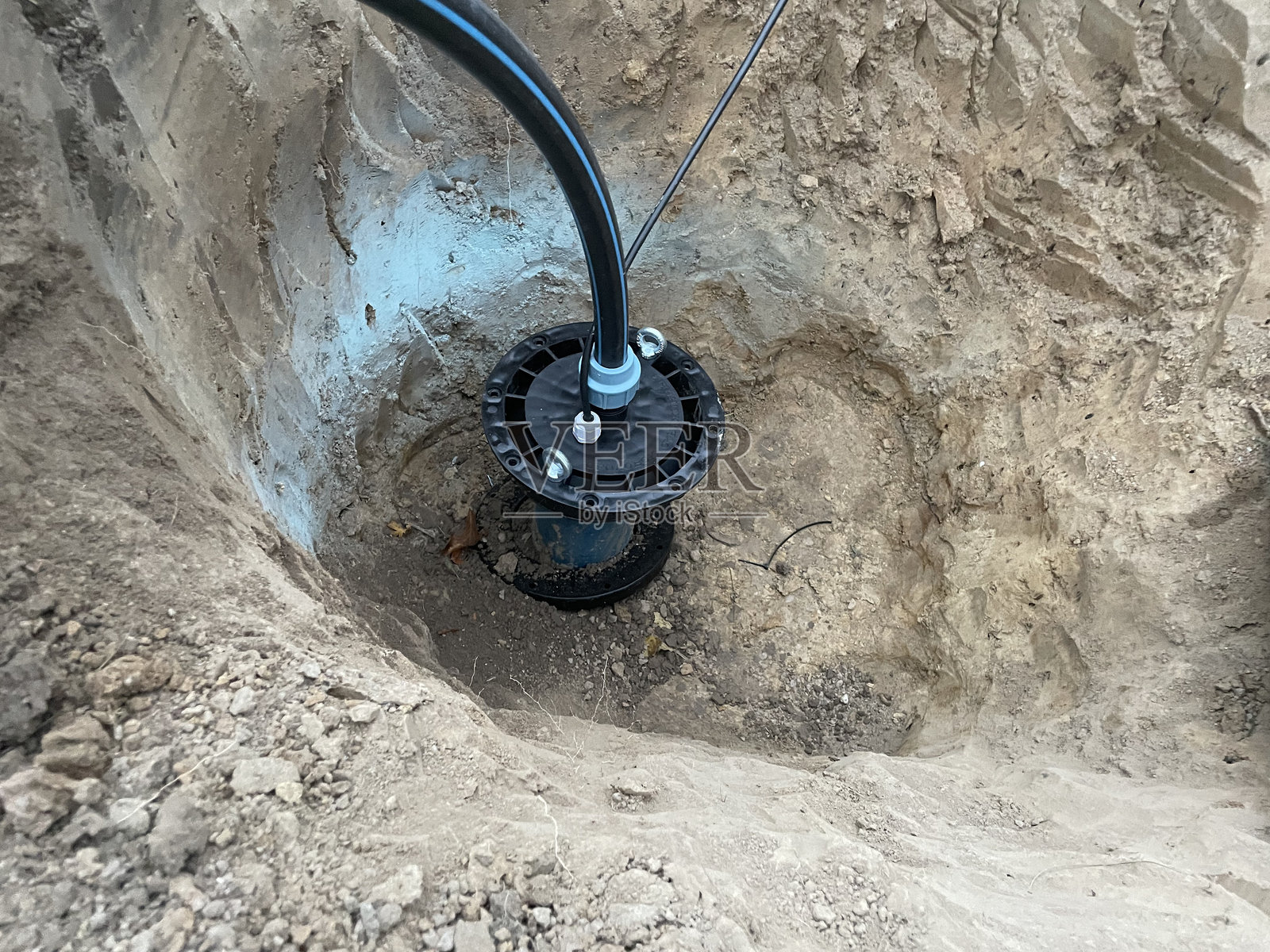 施工团队正在挖掘一个淡水井照片摄影图片