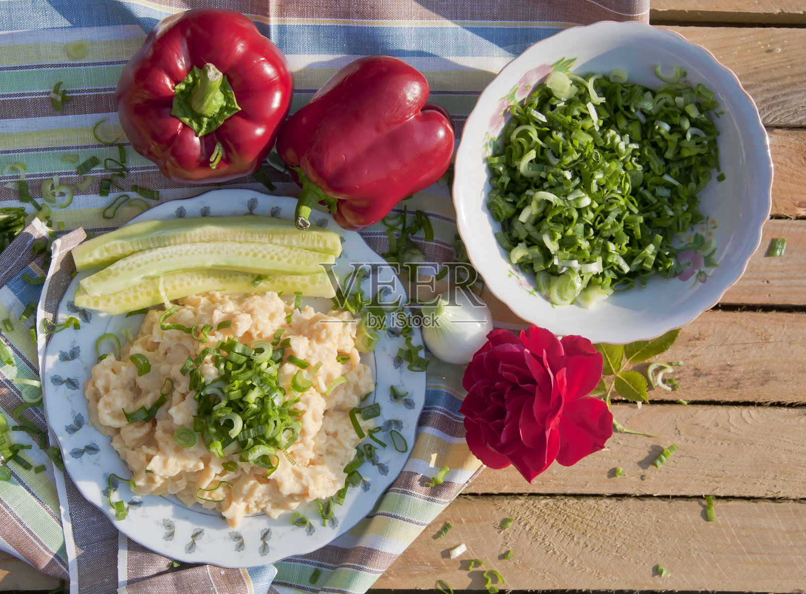装饰有新鲜红椒、黄瓜和洋葱的炒鸡蛋照片摄影图片