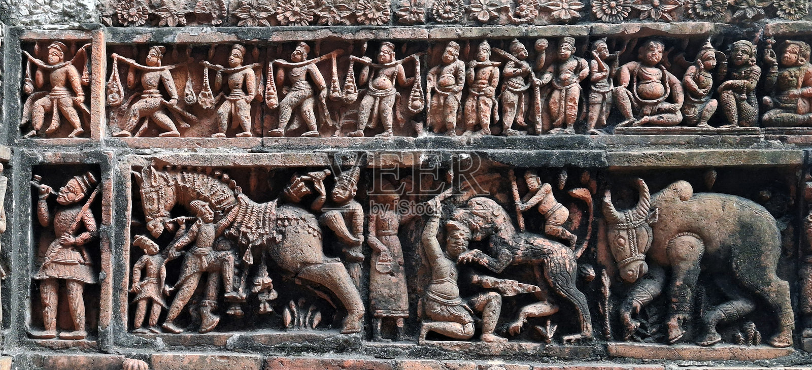 孟加拉国Kantajew寺庙上描绘印度神话故事的古风陶土艺术。Kantanagar寺庙通常被称为Kantajew寺庙,位于孟加拉国迪纳吉普,是一座晚期中世纪的印度教寺庙。照片摄影图片