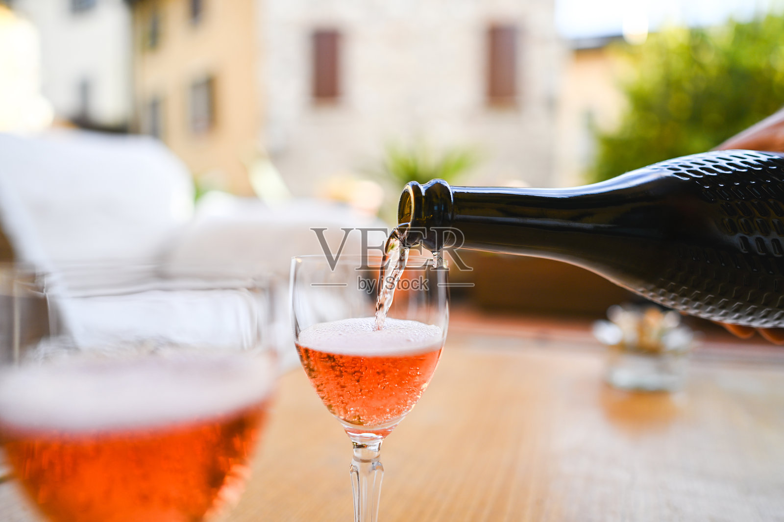 倒入玫瑰红酒照片摄影图片