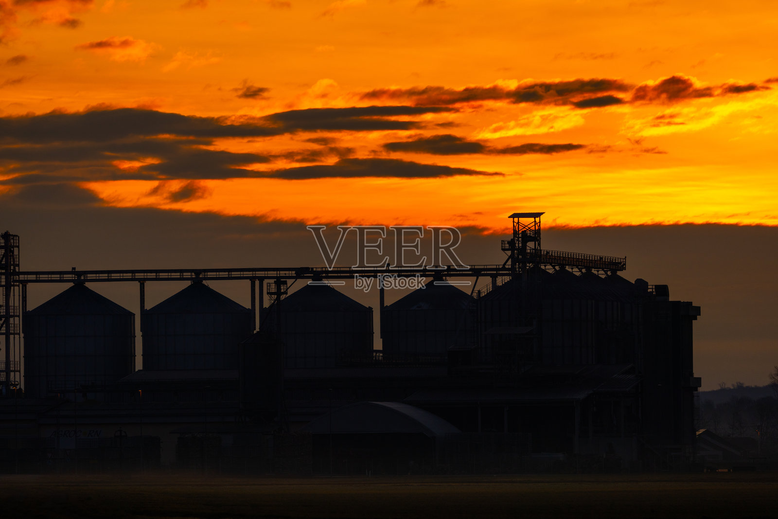 农业储存设施的日落剪影照片摄影图片