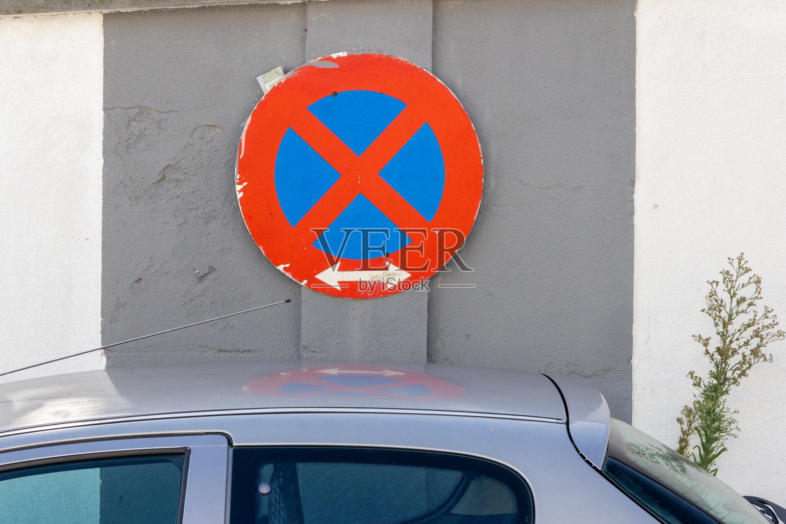 禁止停车标志和汽车在混凝土墙上反射的交通信号灯照片摄影图片