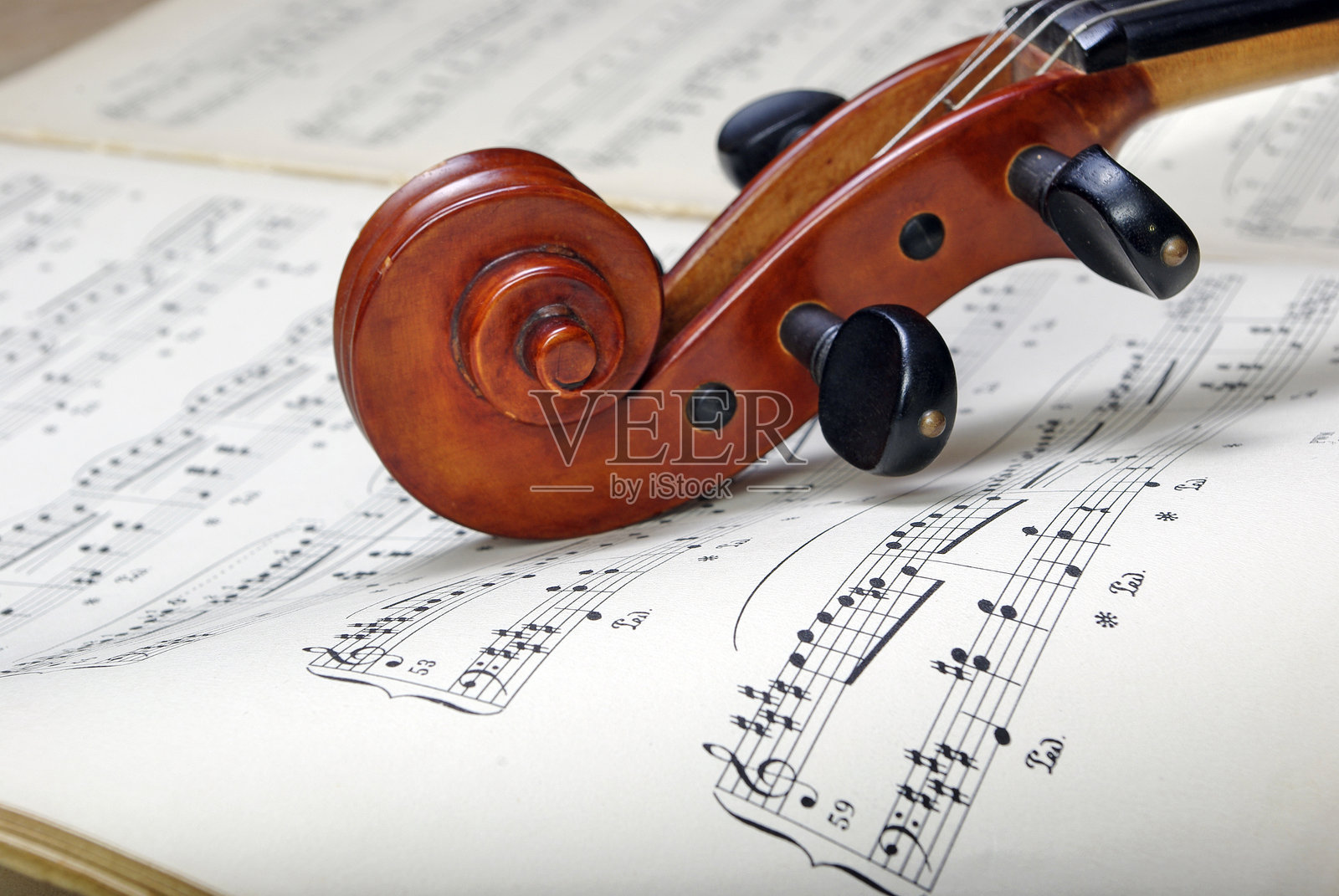 美丽的古董小提琴和乐谱照片摄影图片