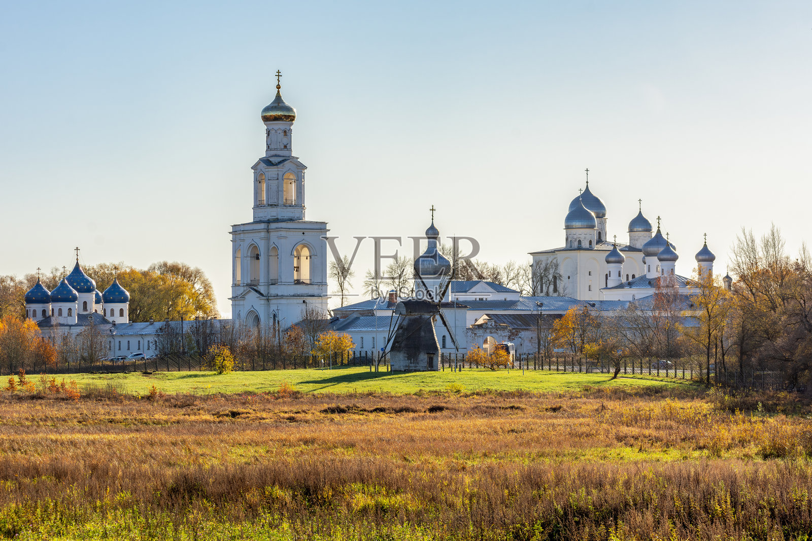 俄罗斯大诺夫哥罗德附近的圣乔治(尤里耶夫)男子修道院秋季景色照片摄影图片