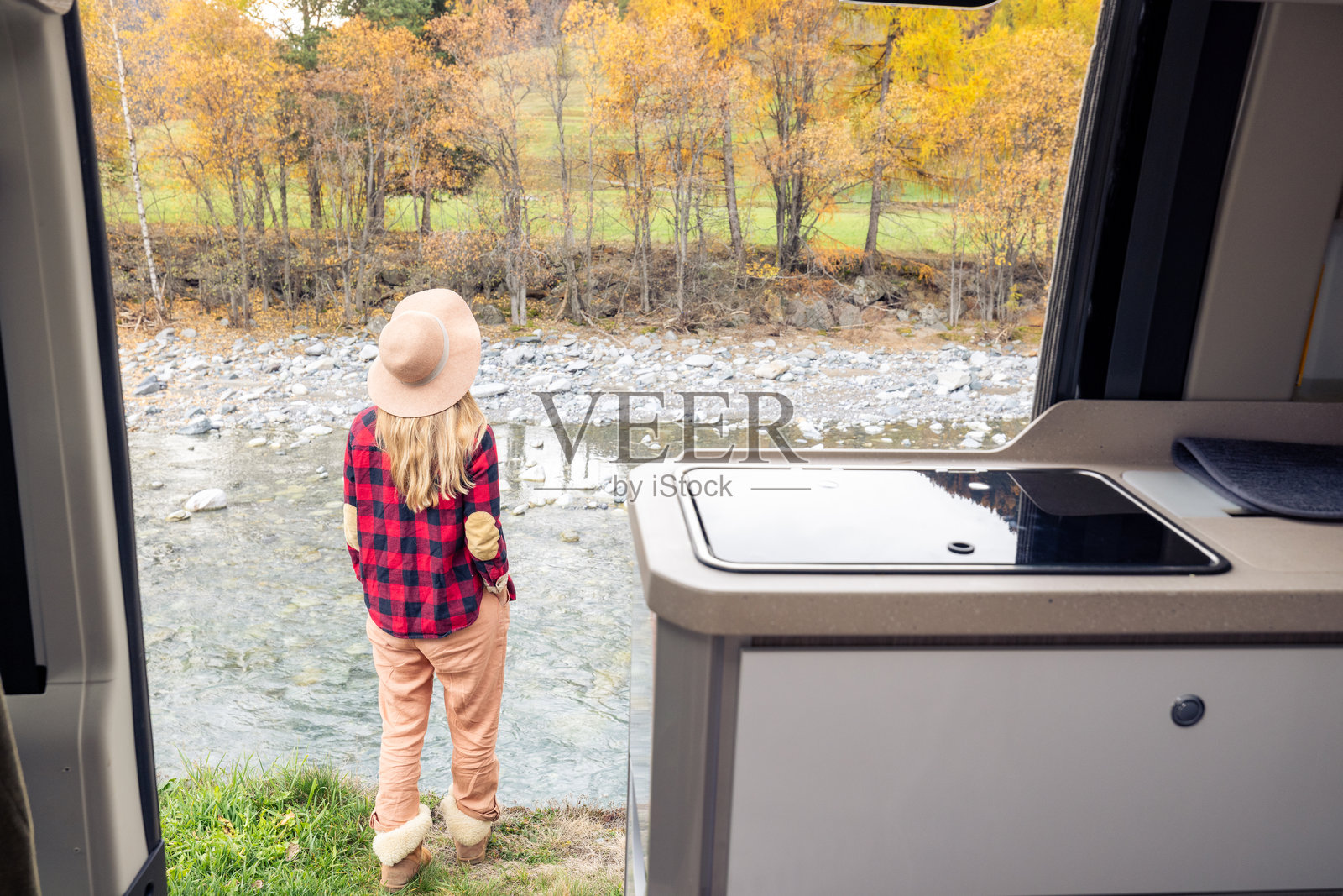女人在露营车中欣赏秋季风景照片摄影图片