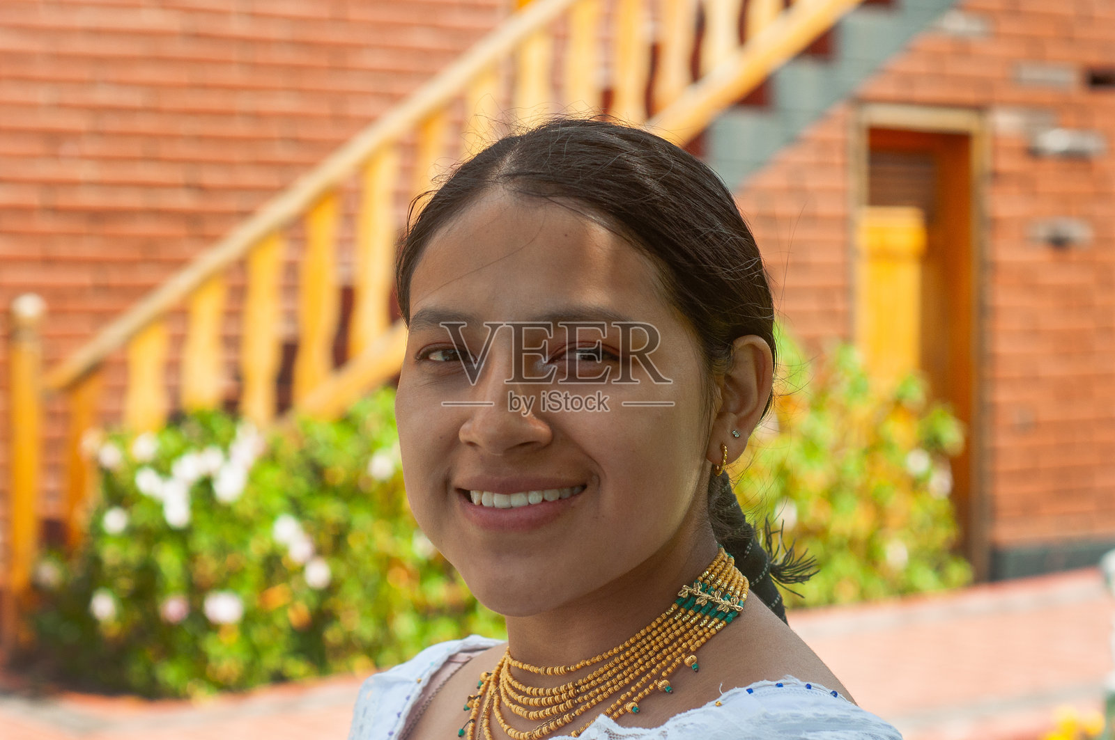 年轻的拉丁美洲女性微笑着,穿着传统服饰照片摄影图片