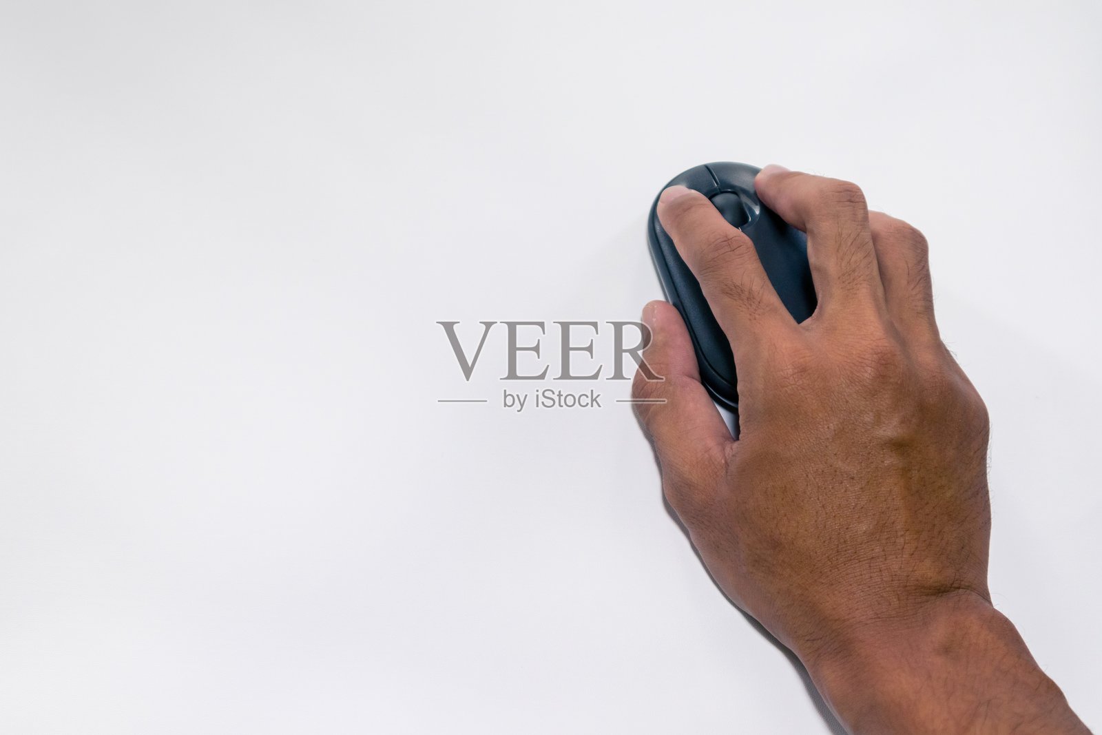 一只男性手握着电脑鼠标,背景为白色。照片摄影图片