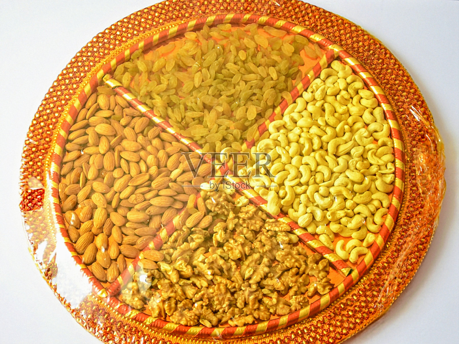 用环保包装包装的干果礼品。在排灯节期间,人们互祝排灯节快乐并互赠礼物。包括杏仁、葡萄干、腰果和核桃。照片摄影图片