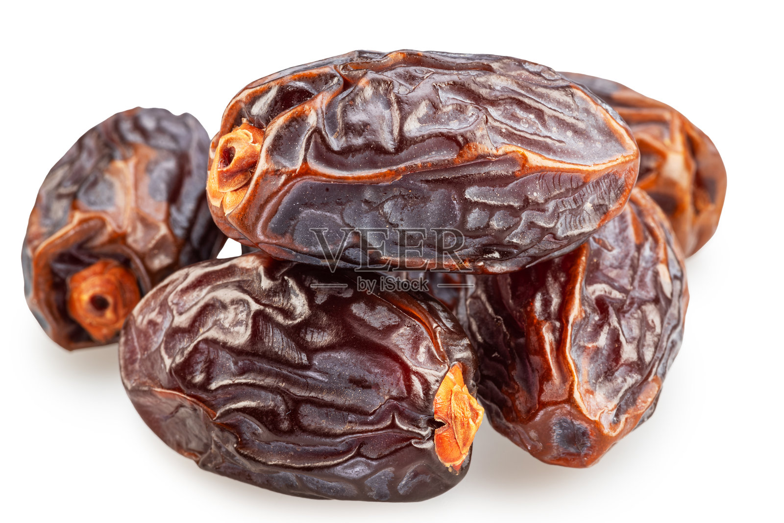 半干枣,或称为枣椰树果实,孤立在白色背景上。文件包含抠图路径。照片摄影图片