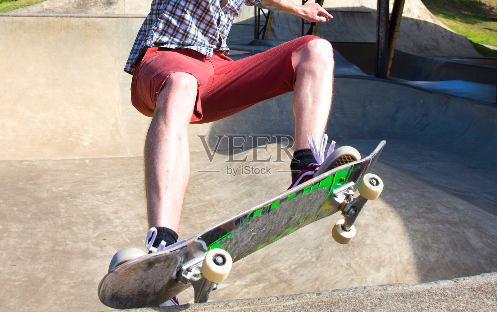 滑板运动员在做特技照片摄影图片