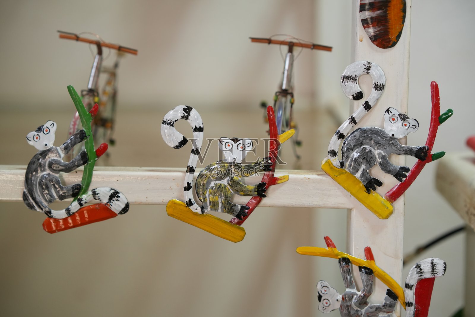 马达加斯加用废弃材料制作的狐猴纪念品。照片摄影图片