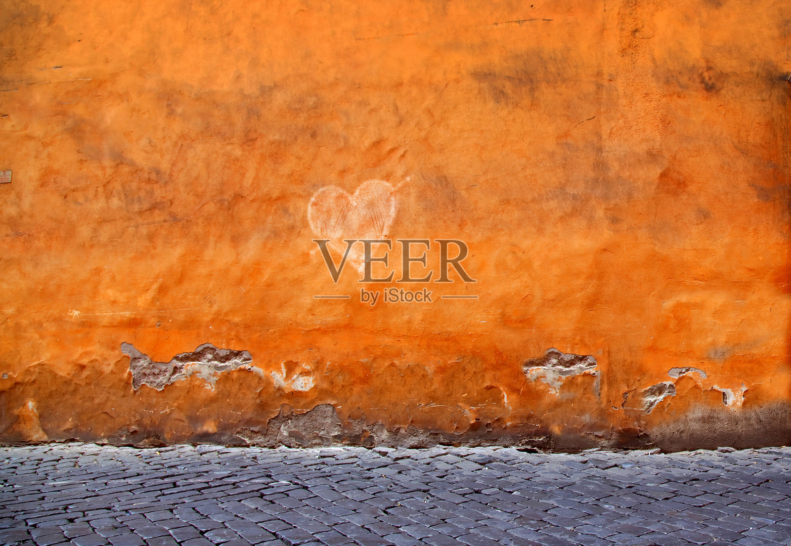 街道墙壁上画着心形图案照片摄影图片