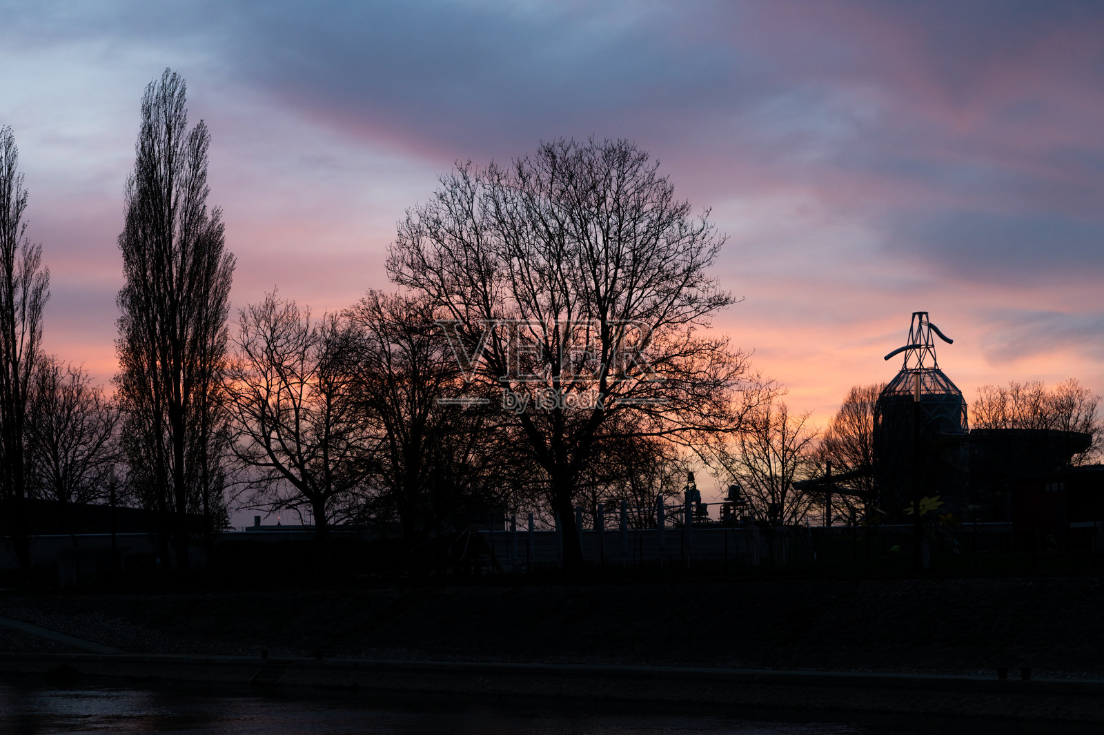 吉尔的黄昏树木和纪念碑的剪影照片摄影图片