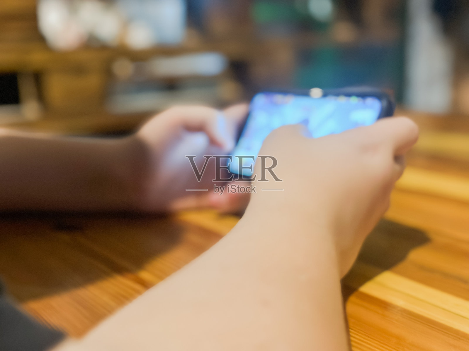 青少年手部特写,正在使用手机照片摄影图片