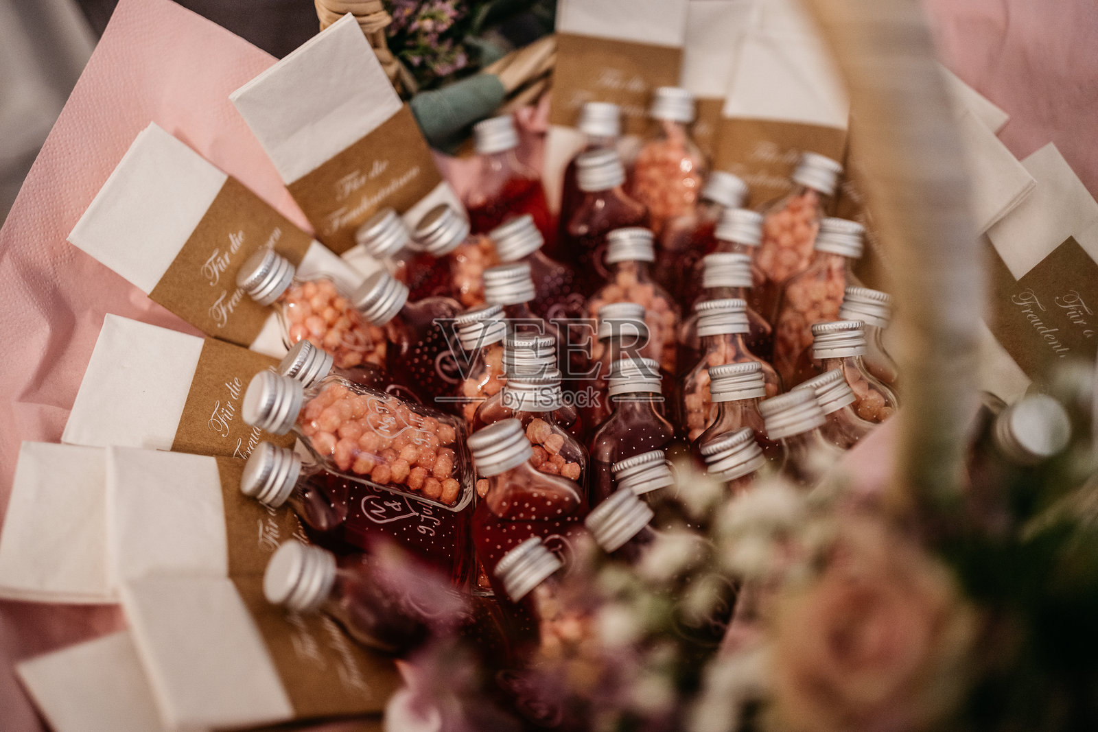 婚礼喜糖瓶,装有粉色糖果,作为婚礼宾客礼物照片摄影图片