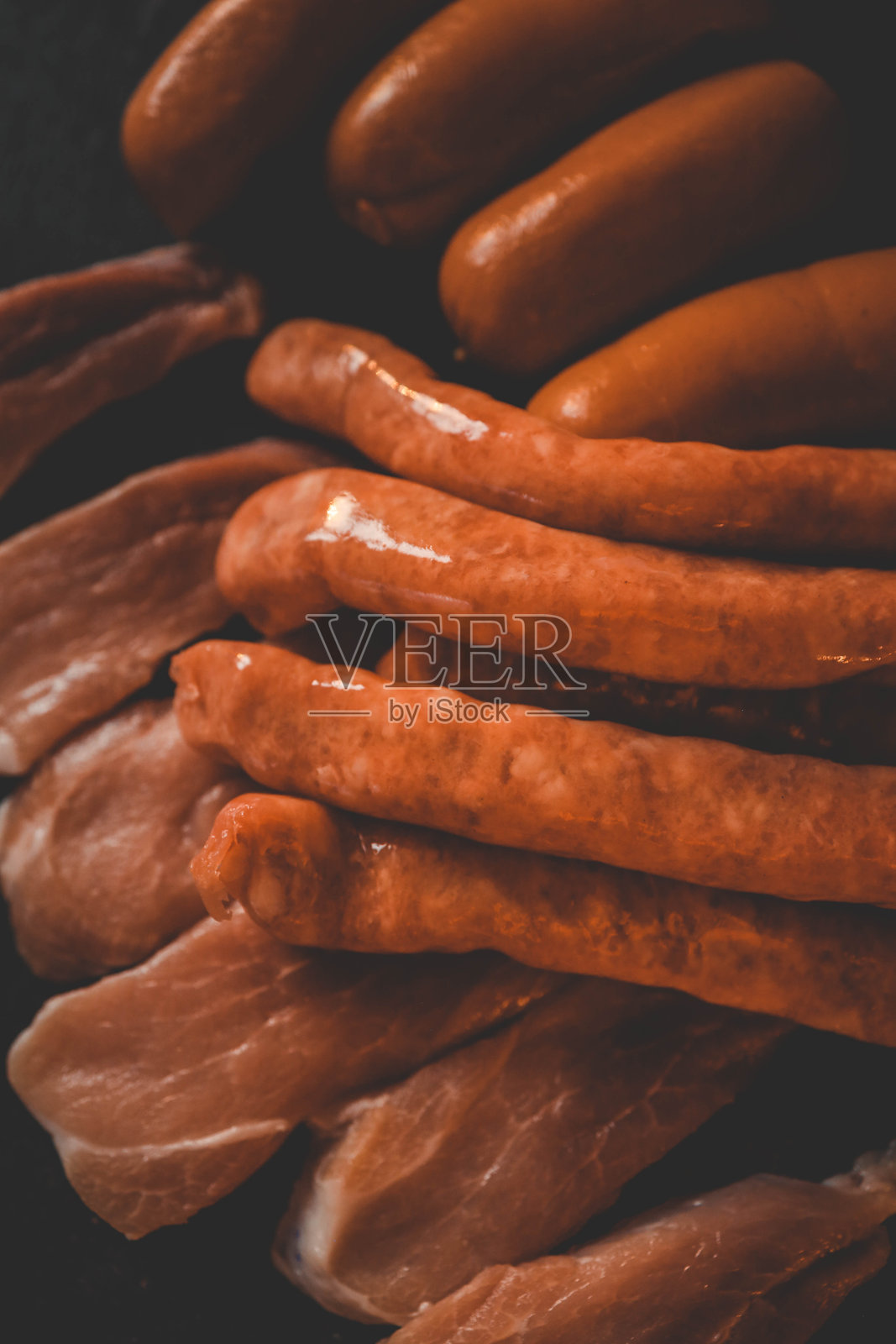 黑色背景上的牛排,食物照片摄影图片