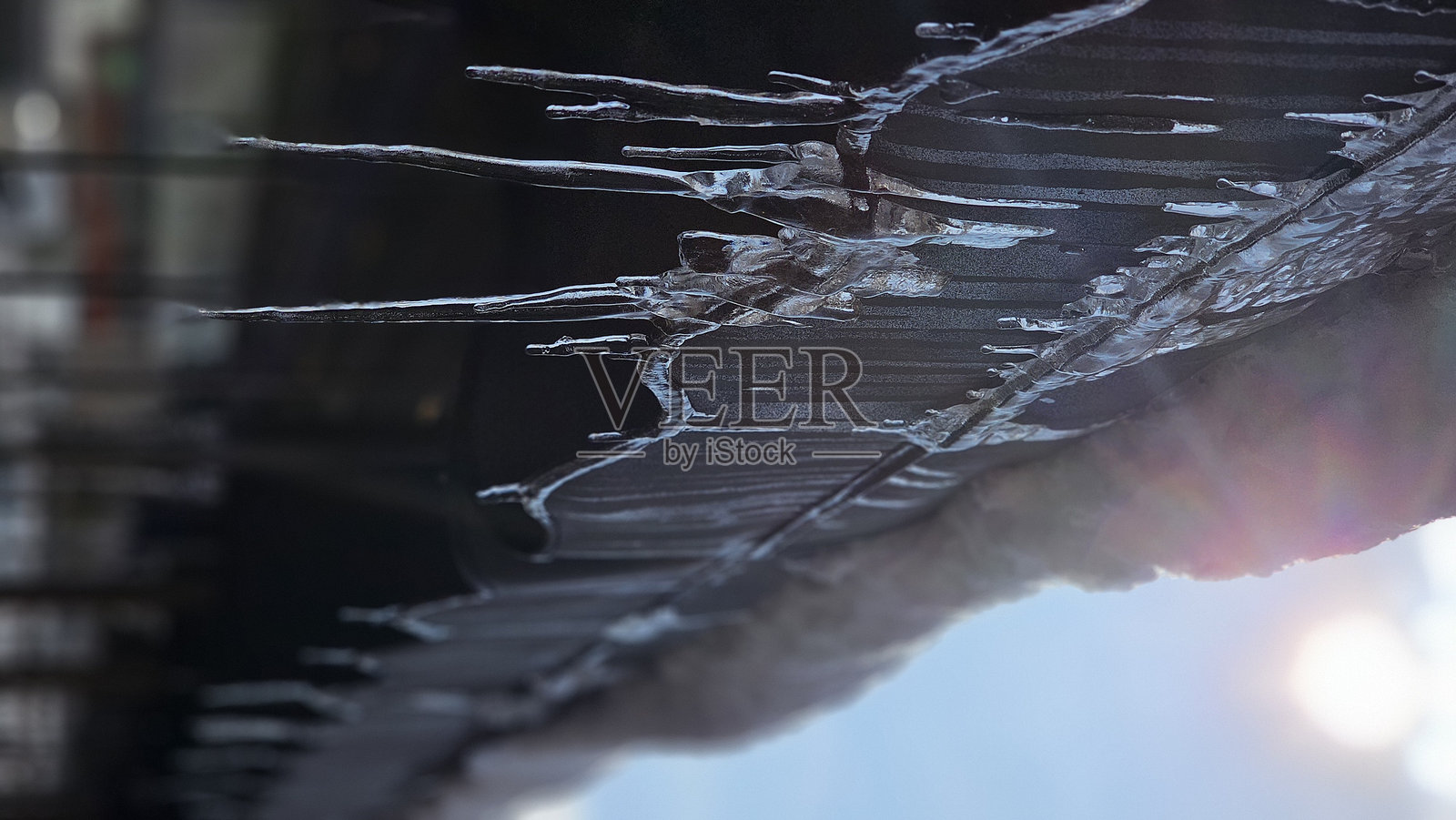 屋顶上的悬挂冰柱照片摄影图片