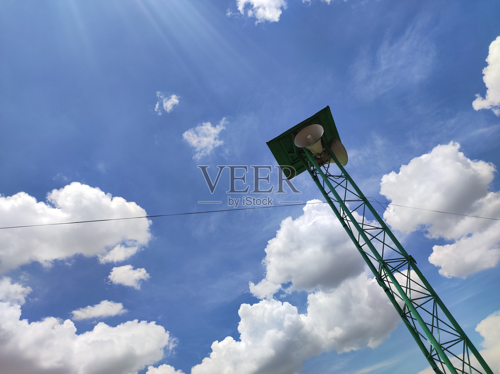 带有多云天空背景的扬声器照片摄影图片