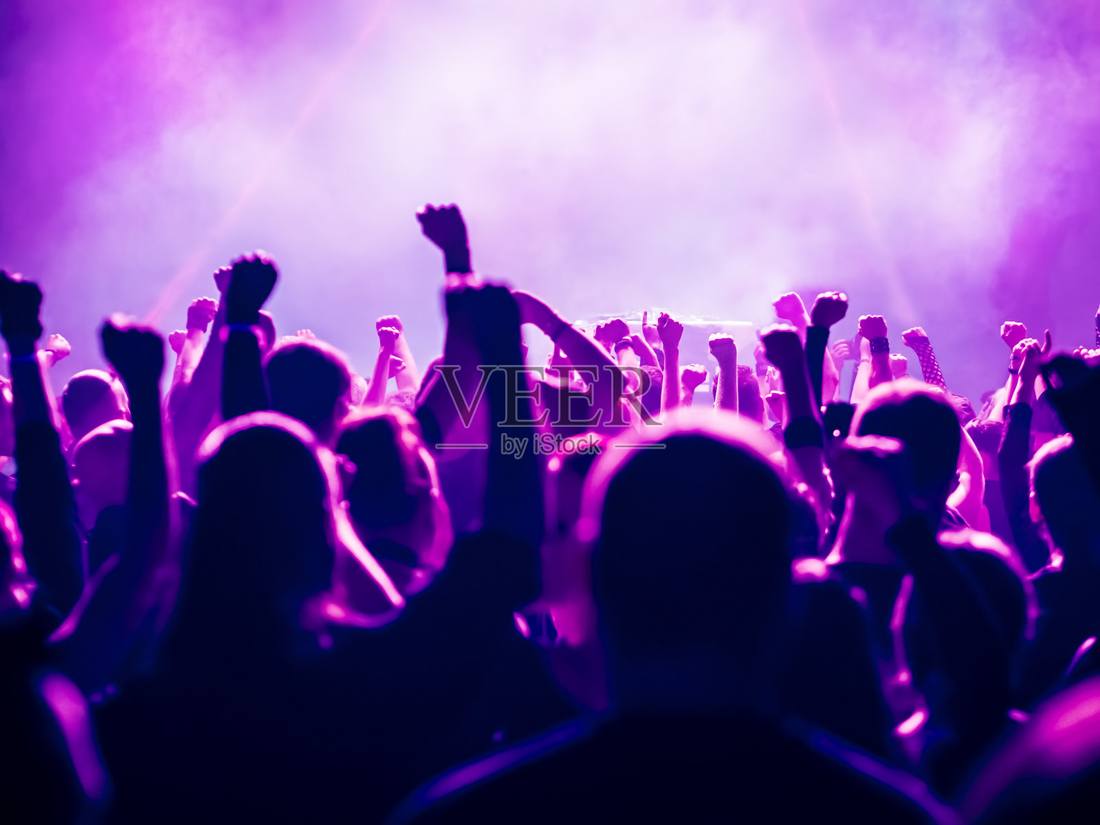 音乐会期间享受的观众剪影背影照片摄影图片