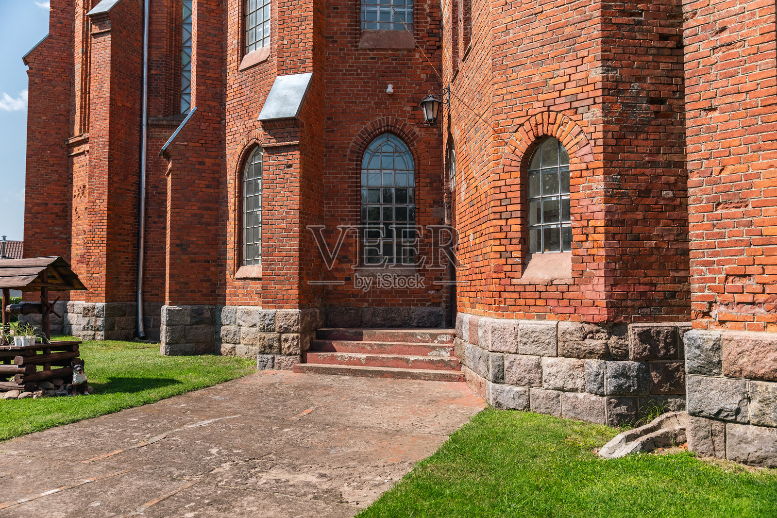 哥特式教堂,具有尖拱、高尖塔和复杂的砖石结构。建筑包括大型彩色玻璃窗,可能带有精美的设计。照片摄影图片