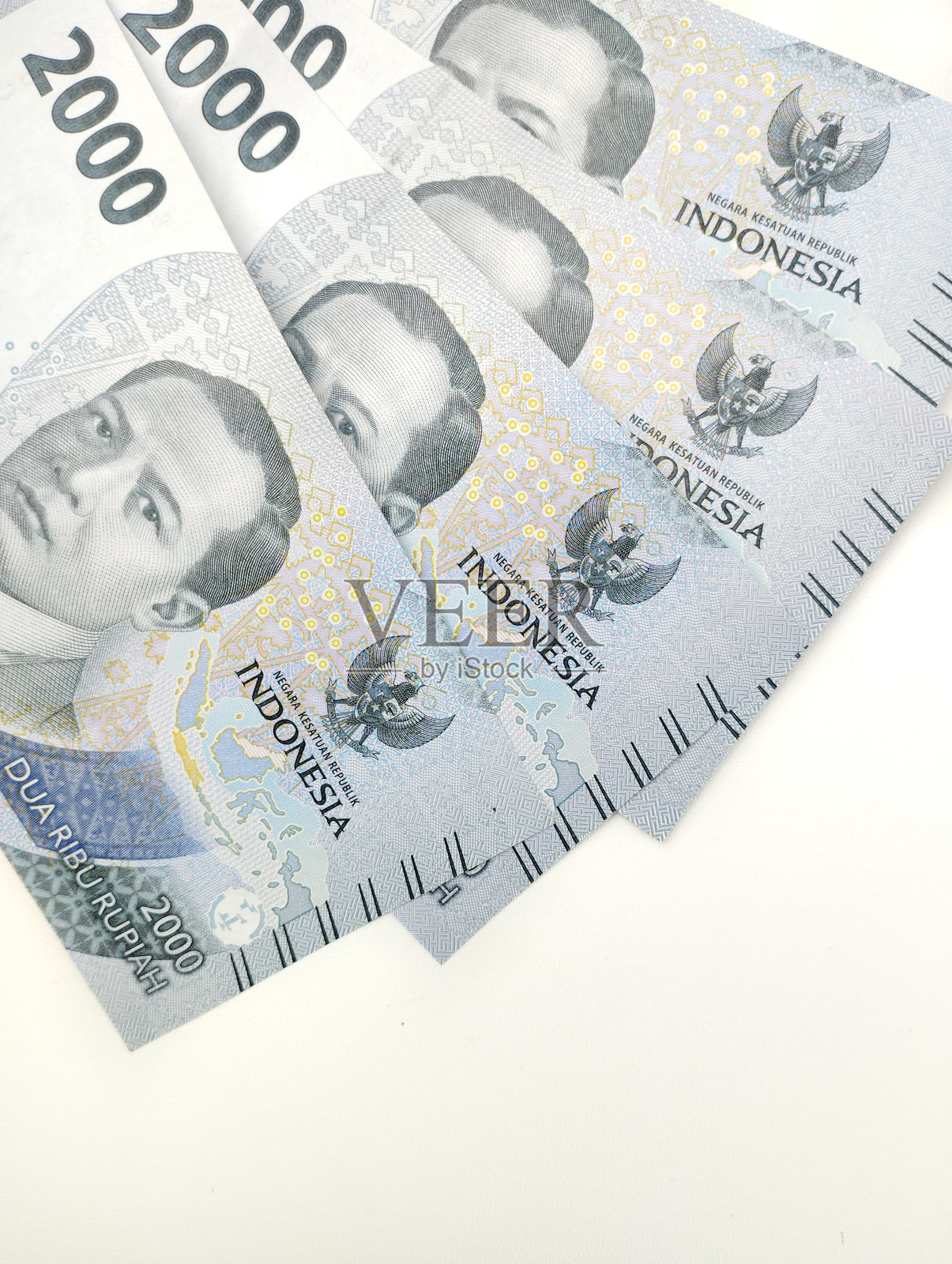印尼2000卢比纸币的特写图,背景为白色。照片摄影图片