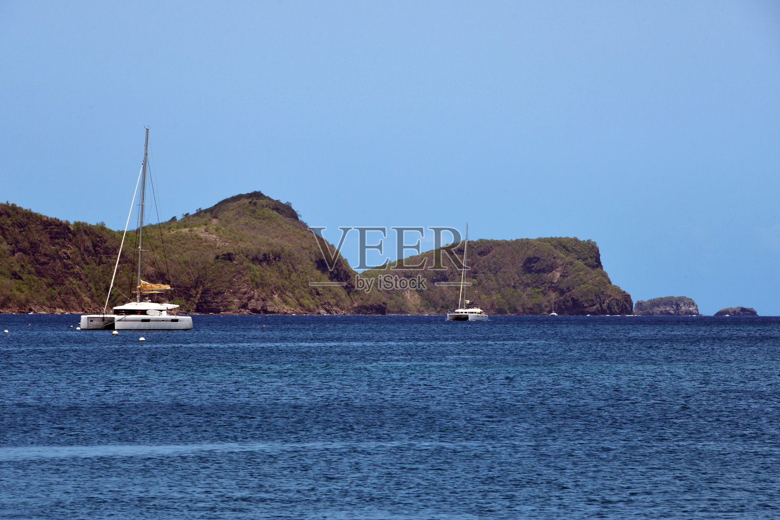 双体船在贝基亚岛西端航行 - 上部海湾、船尾山、西凯岛和大凯岛,圣文森特和格林纳丁斯照片摄影图片
