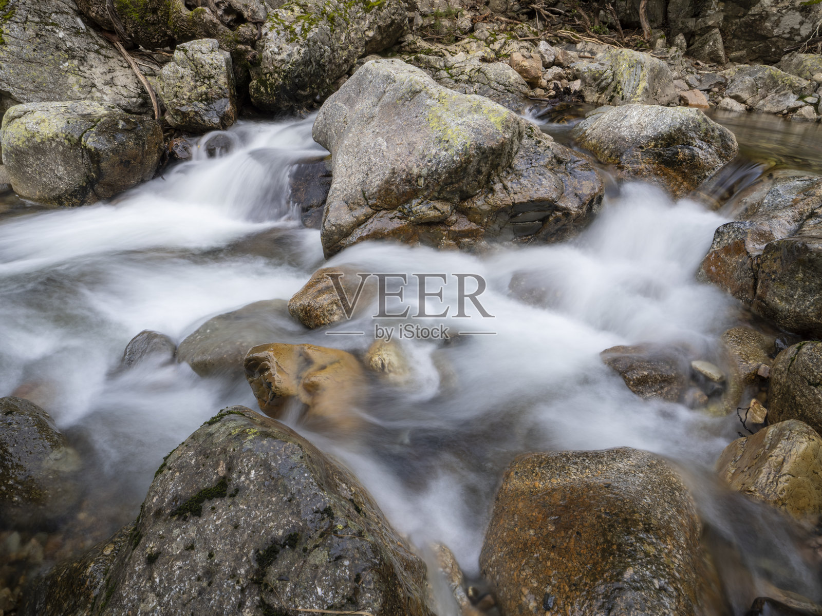 秋天的山间溪流特写照片摄影图片