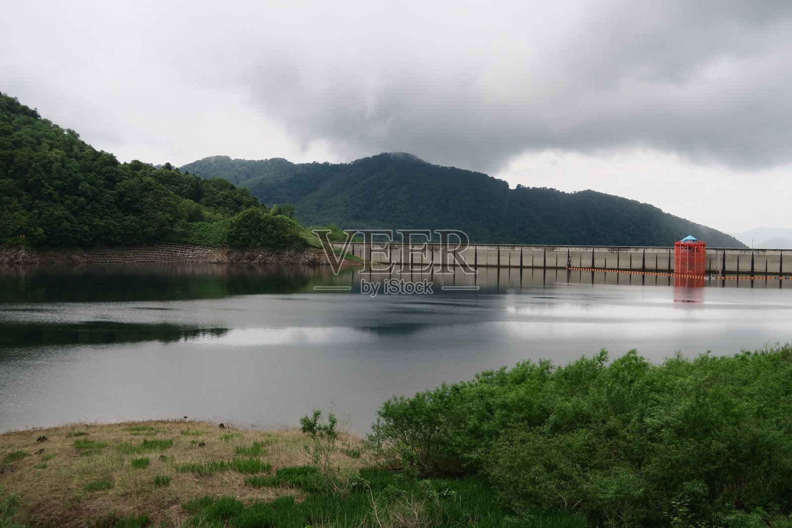山脉与天空映衬下的河流美景照片摄影图片