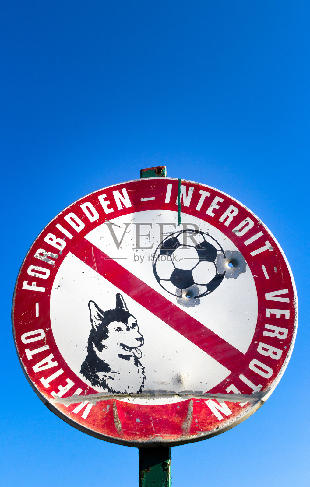 低角度视图的禁止标志与晴朗的蓝天照片摄影图片