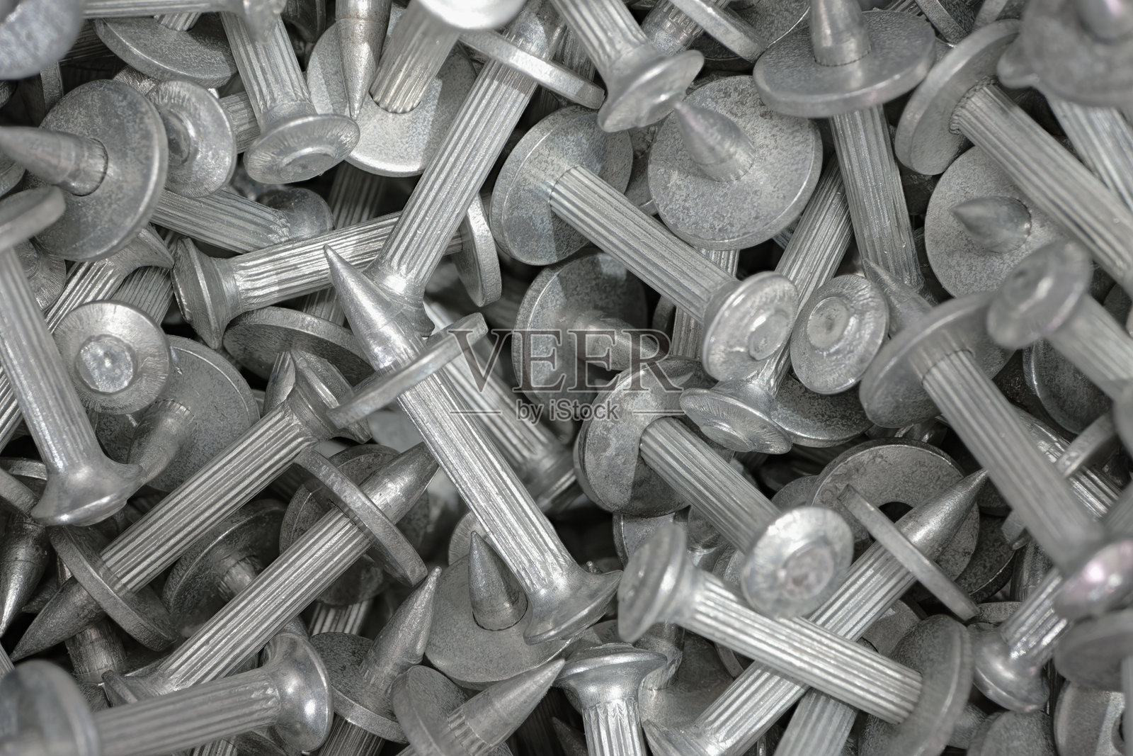 大量用于混凝土的钢安装螺钉钉子照片摄影图片