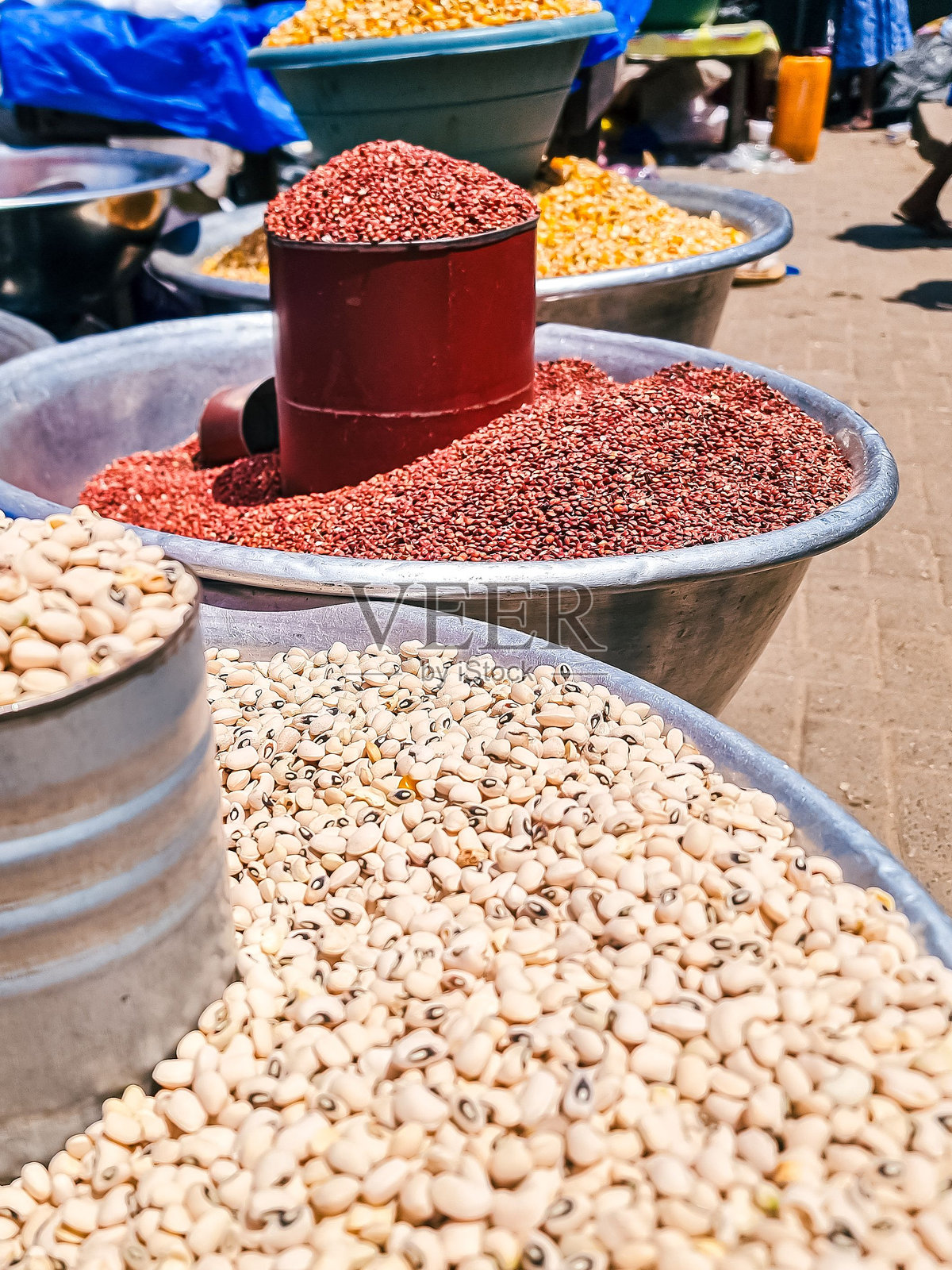 生动的市场场景,展示谷物和豆类照片摄影图片