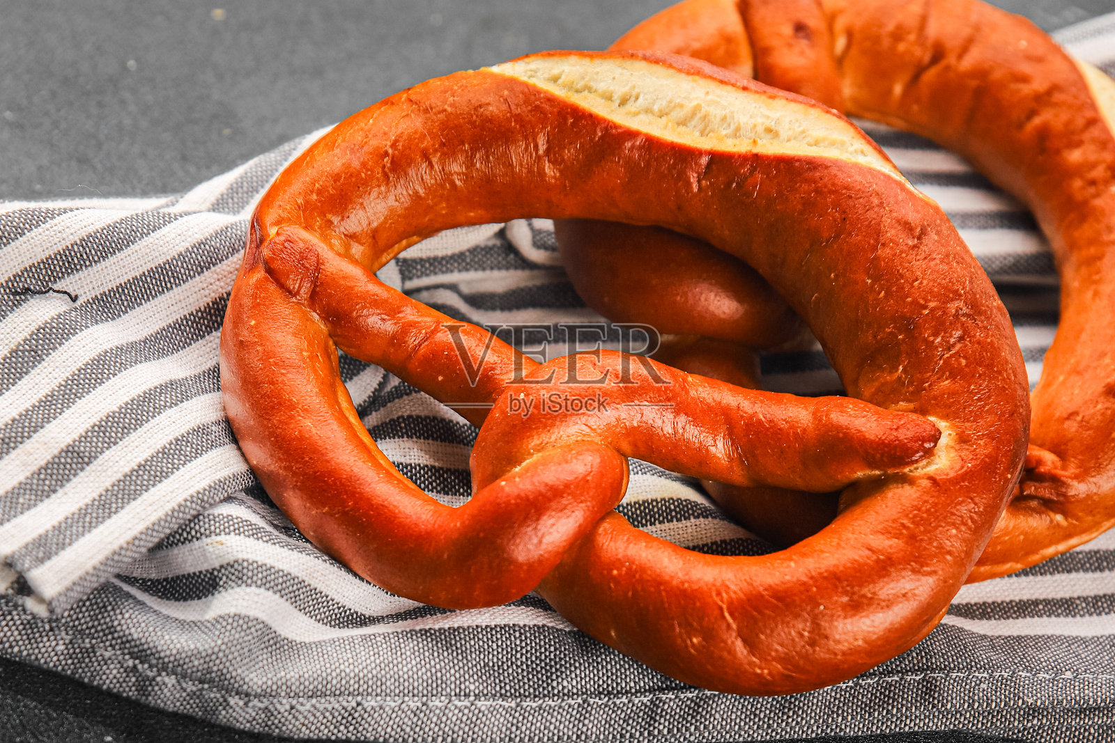 新鲜出炉的椒盐卷饼,美味的食物,精致的美食,桌上的背景,乡村风格的食物,俯视图,留白空间照片摄影图片