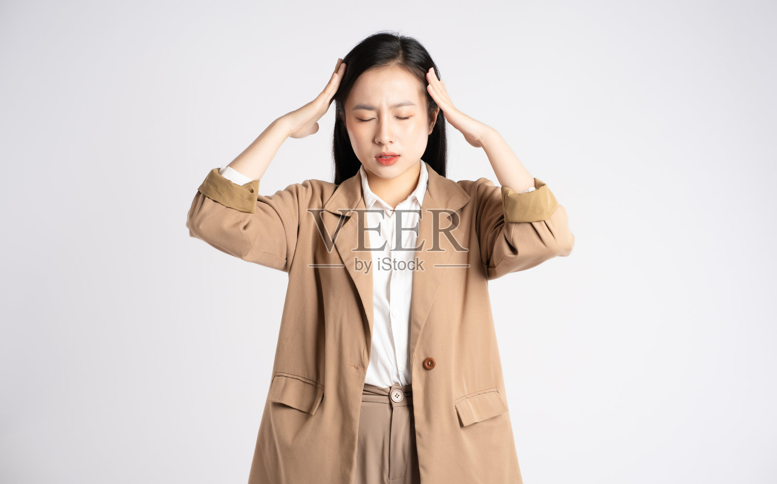 年轻亚洲女商人在白色背景前摆姿势的肖像照片摄影图片