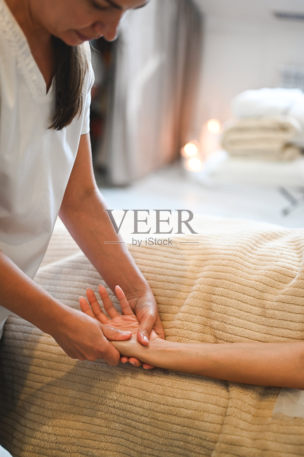 水疗中心的手部按摩。照片摄影图片