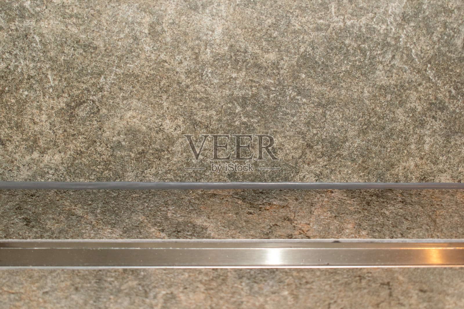 石头背景纹理用于带有空白空间的样机。自然背景的空白区域。石头上的水。照片摄影图片