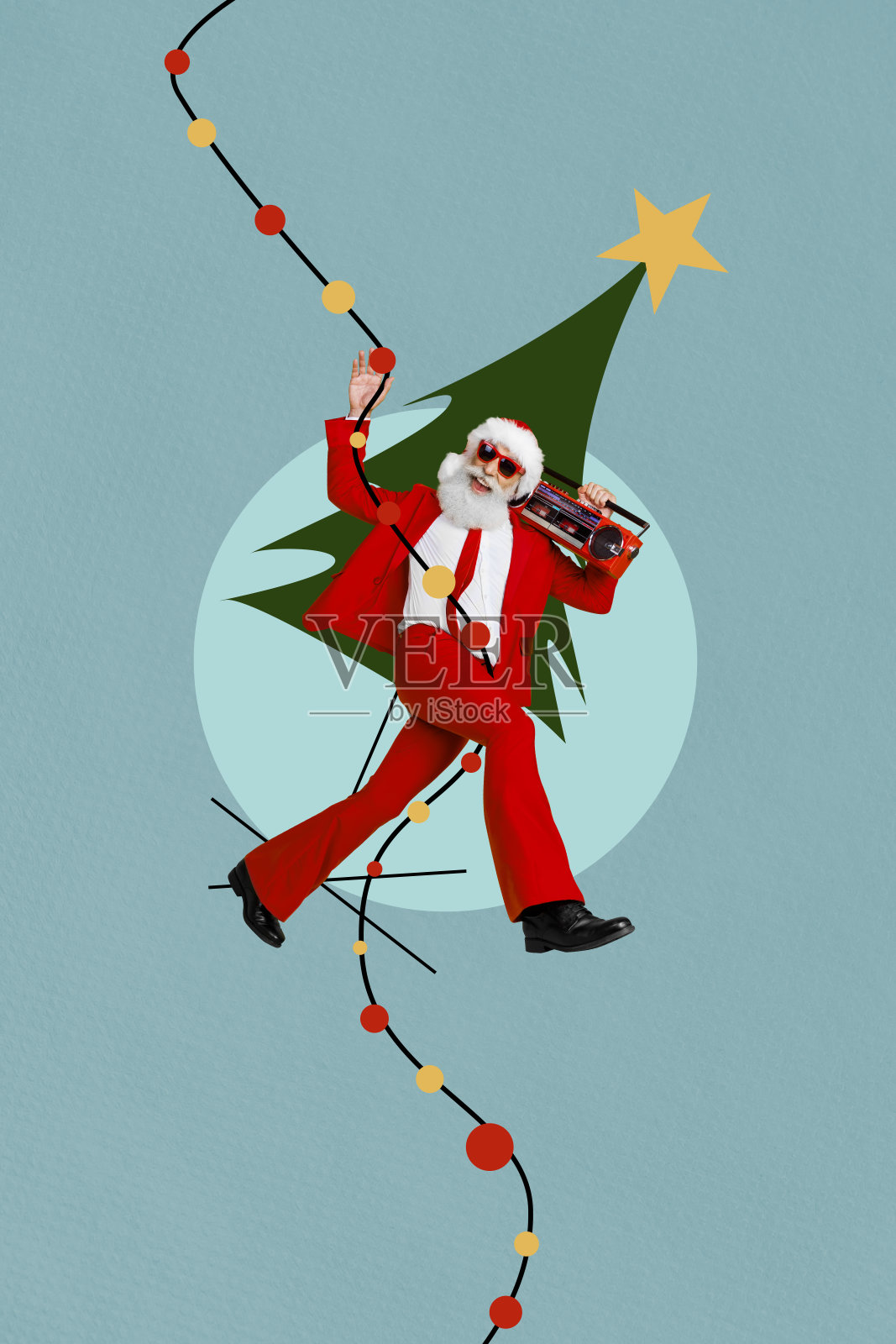 兴奋的疯狂爷爷圣诞老人挂着圣诞灯饰,手持音响,背景是涂装的常青树的竖向拼贴画。照片摄影图片
