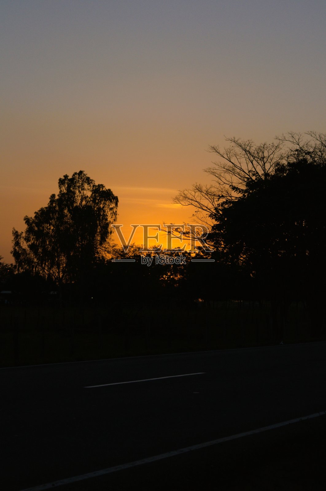 马拉开波湖岸边的美丽日落。照片摄影图片