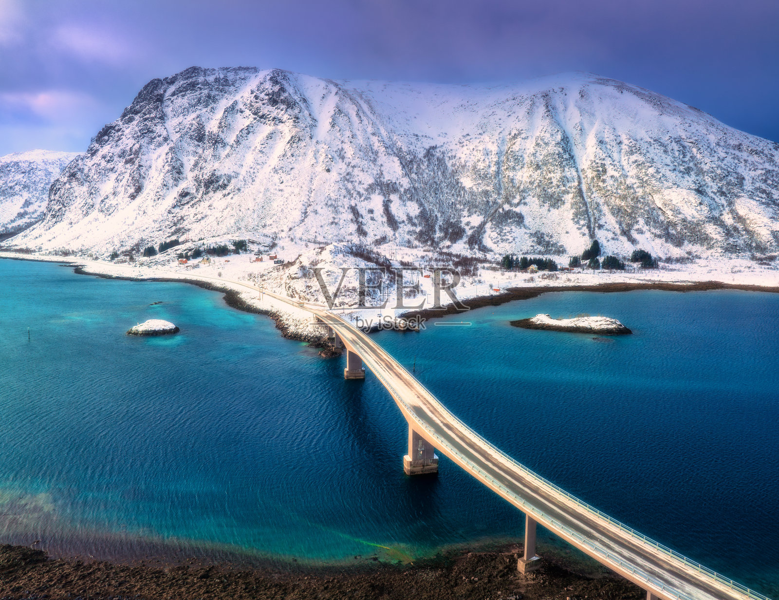 冬季海上桥梁与雪山的鸟瞰图照片摄影图片