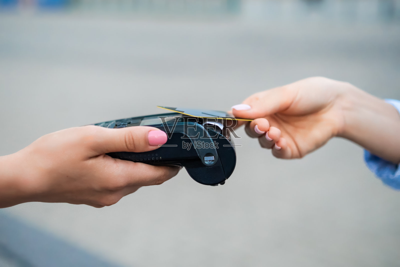 顾客在户外市场使用支付终端进行非接触式交易照片摄影图片