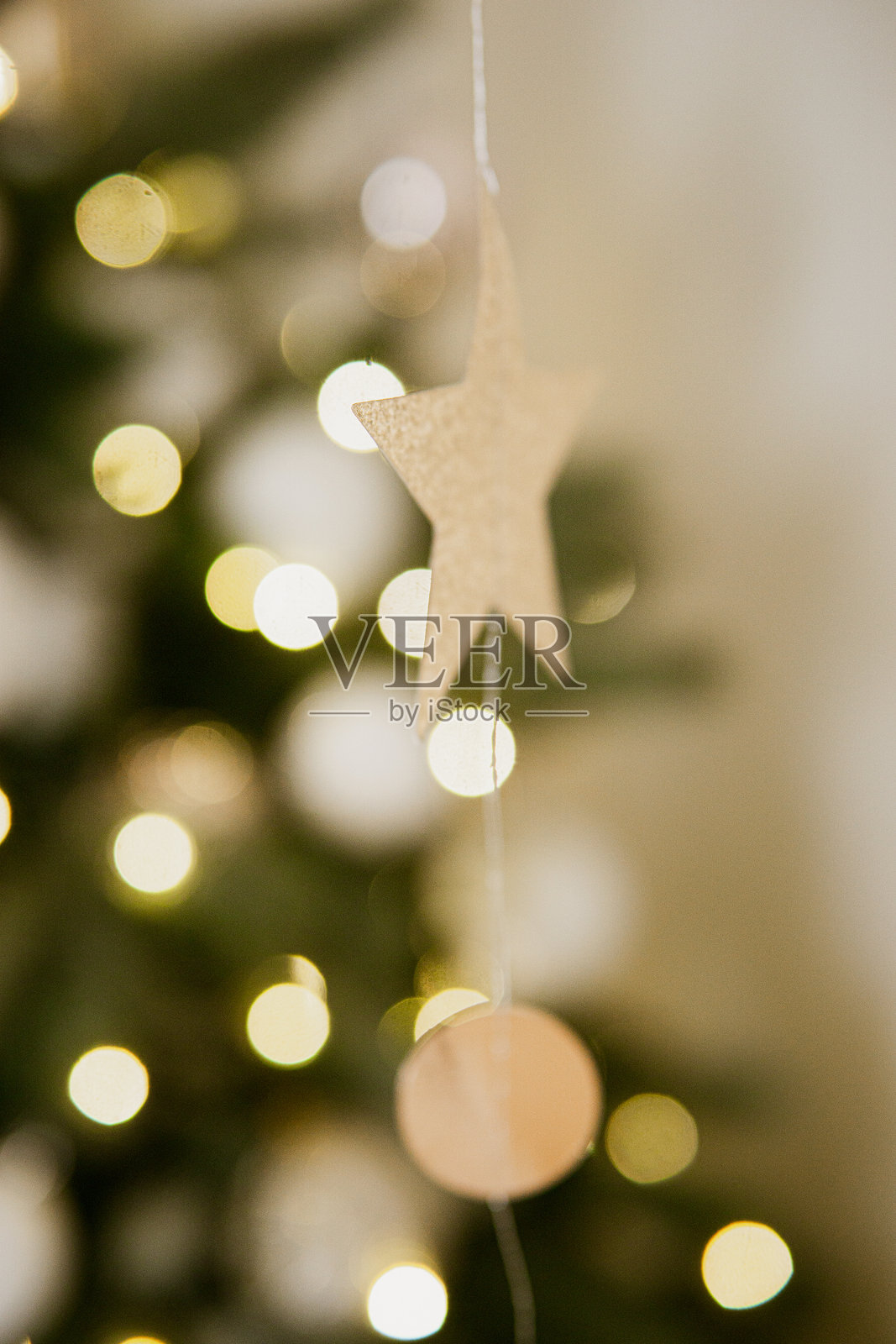 圣诞树上的鸡蛋特写。圣诞树装饰。庆祝新年和圣诞节的概念。照片摄影图片