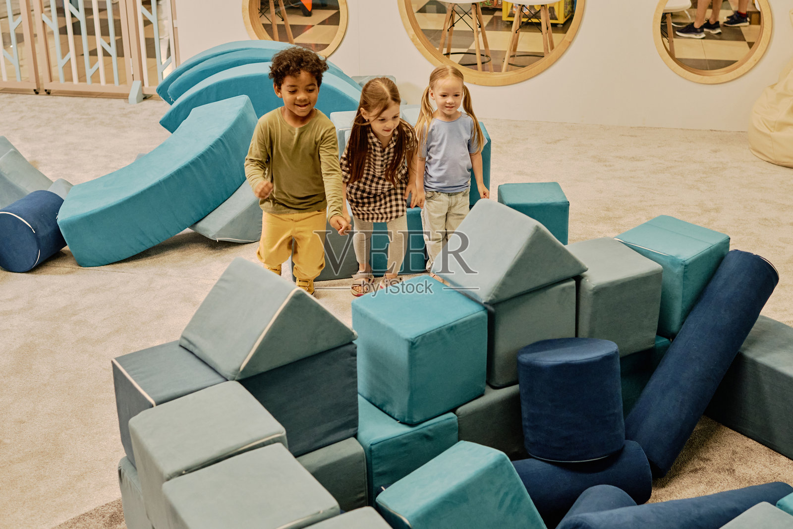 快乐的孩子们在游乐场玩软积木照片摄影图片