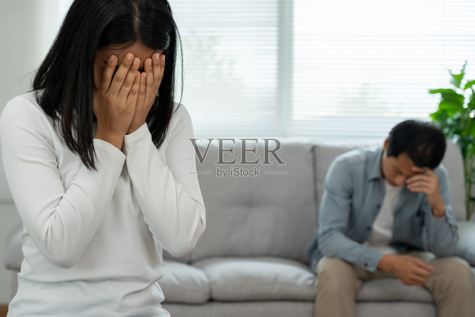 离婚与争吵。夫妻在婚后感到绝望和失望。丈夫和妻子在争吵后感到悲伤、沮丧和挫败。信任危机、爱情问题、背叛。家庭问题。照片摄影图片